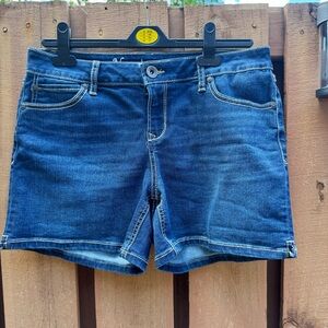 NATURAL REFLECTIONS. NWOT. Comfort Stretch, blue denim Shorts. Size 10.